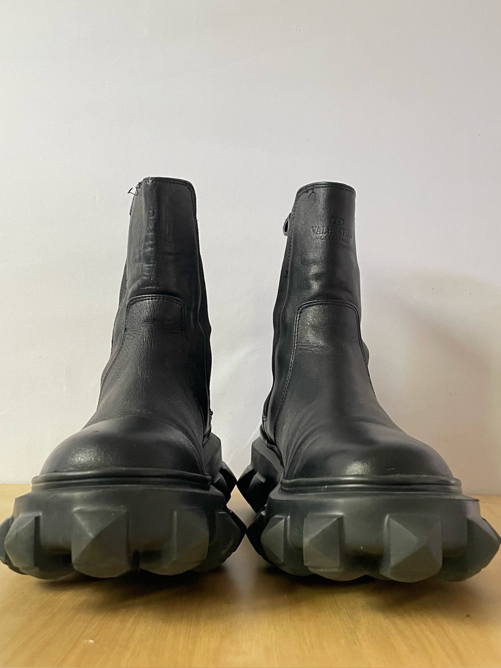 Valentino Garavani Roman Stud Leather Chelsea Boots | EU 38 - Picture 2 of 10